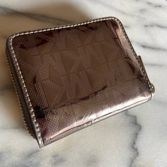 Micheal KORS metallic wallet monogram silver - Picture 5 of 9